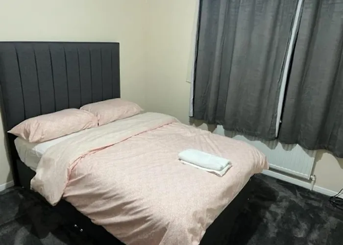3 Bedroom Mid Terraced House