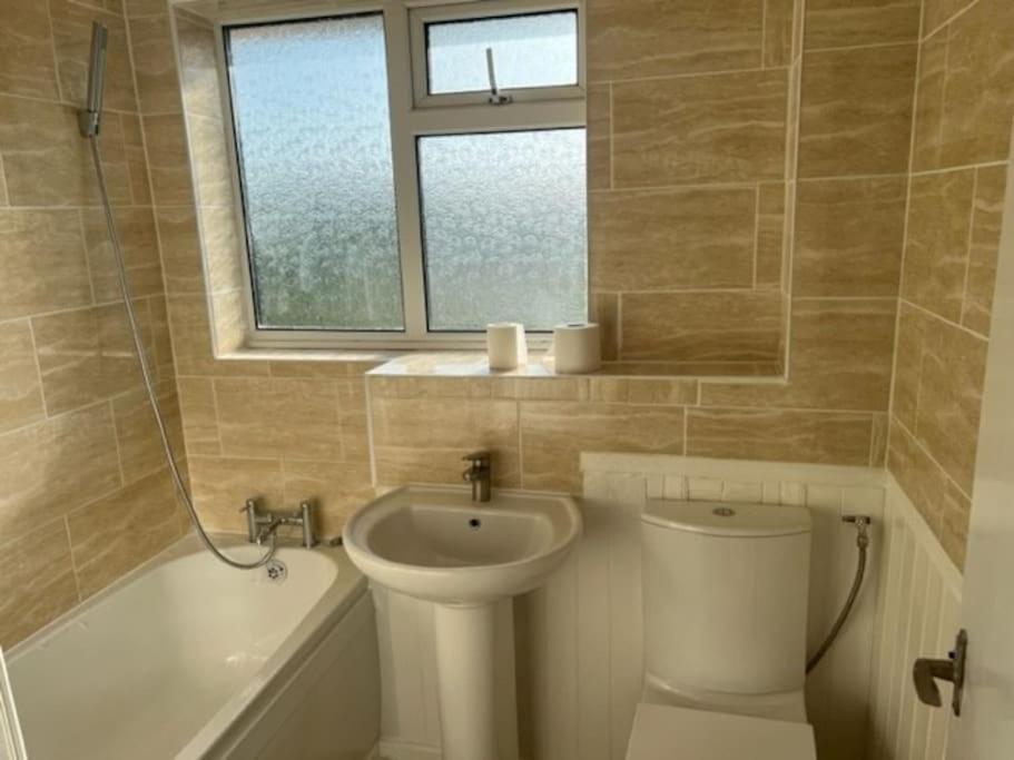 3 Bedroom Mid Terraced House Apartment Grays